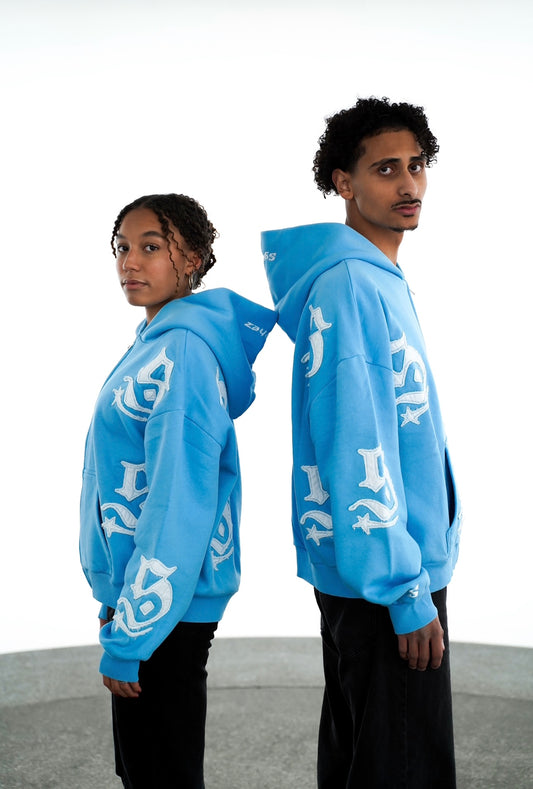 Blauer Zip Hoodie relaxed fit mit weißen Synthez Patches für Damen und Herren