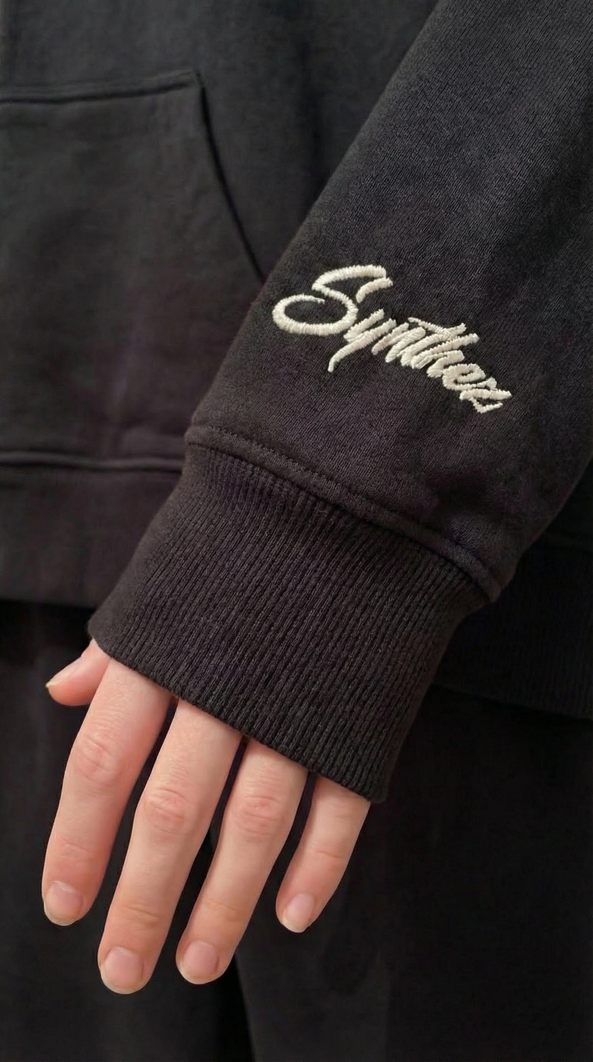 Tracksuit basic schwarz mit hochwertiger Synthez Stickerei