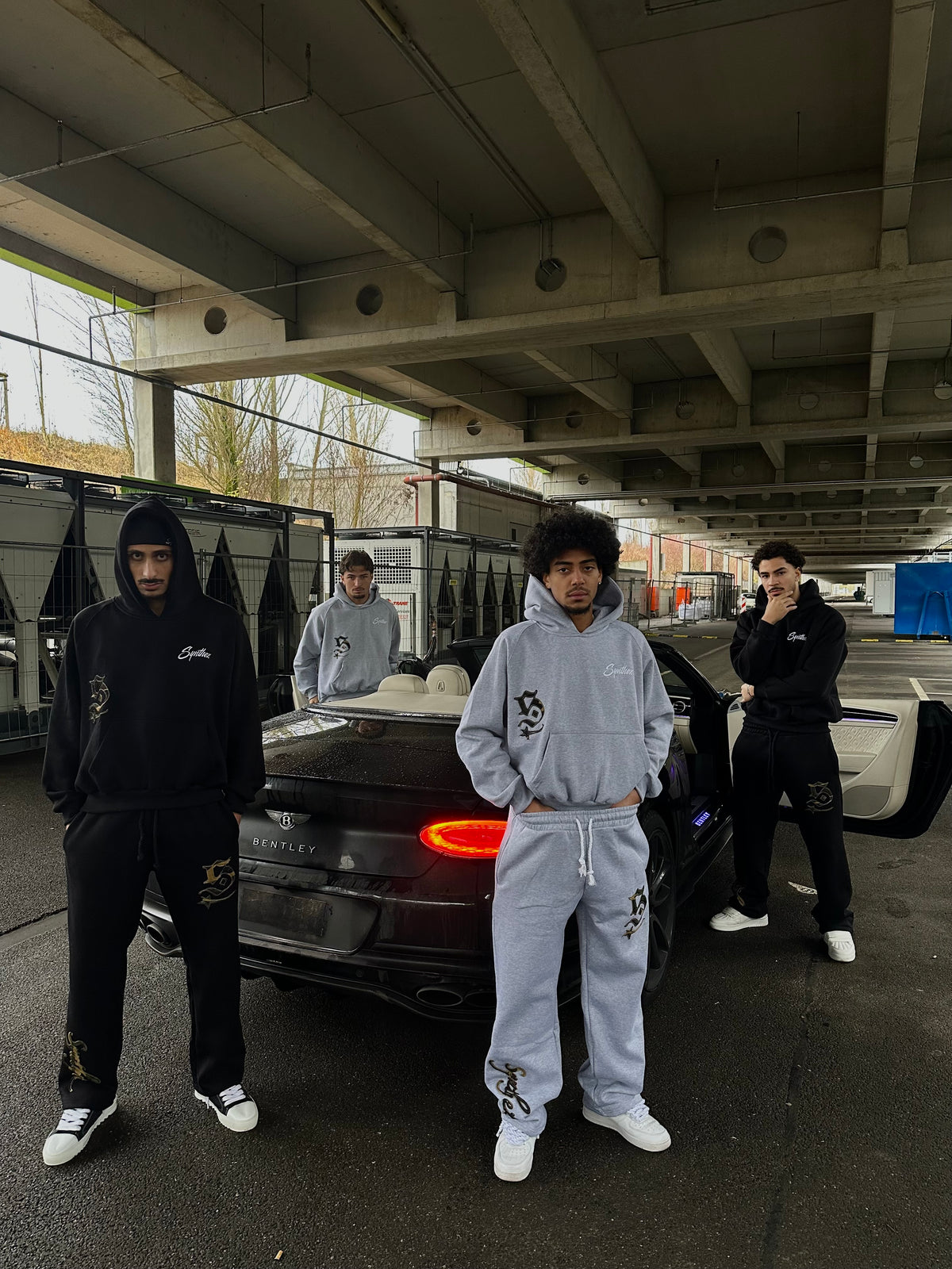 Streetwear Tracksuits von Synthez in Camouflage grau und schwarz 