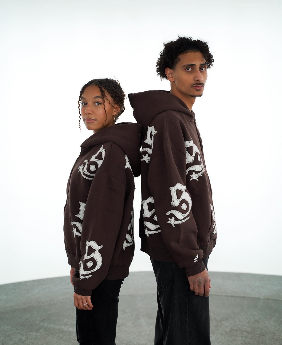Zip Hoodie braun mit weißen Synthez Patches relaxed fit für Damen und Herren